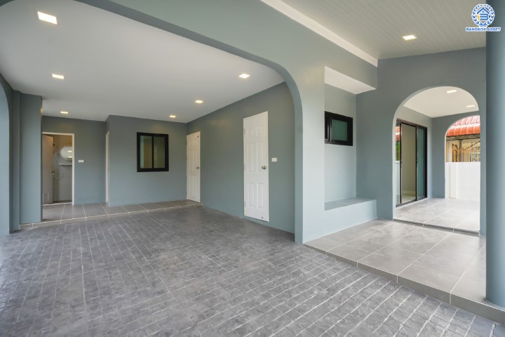 บ้านมือสองตกแต่งใหม่ ม.เมืองเอกประจิม พหลโยธิน87 ตกแต่งครบทุกฟังก์ชัน เนื้อที่ 100 ตร.ว. พื้นที่ใช้สอยเยอะ พร้อมฟังก์ชัน 3 ห้องนอน 4 ห้องน้ำ 1 ห้องอเนกประสงค์ 1 ห้องแม่บ้าน จอดรถได้ 4 คัน เชื่อมต่อทุกการเดินทาง ใกล้รถไฟฟ้าสายสีแดง "สถานีหลักหก"และทางด่วน "ศรีสมาน"